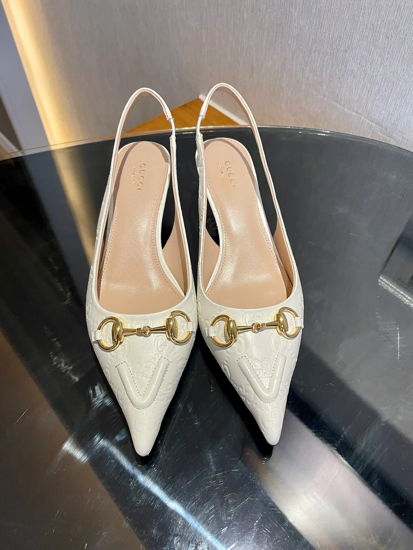 👟👟Ex-factory price 580👟👟 2024 G family’s new GUcc𝐢 horsebit pump sandals with pointed toes, elastic straps and kitten heels complement each other to create a comfortable and fitting design, and the back-lace pumps are the essence of design. Hot-drilling process Upper: Imported high-grade G G canvas Lining/foot pads: Full-grain high-grade lambskin Sole: Italian top-grade genuine leather sole Heel height: 10.5cm Fitting size: 35-42 (40/41/42 custom-made, non-refundable)